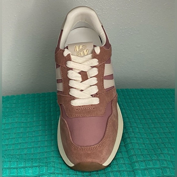 NWT.. WOMENS STEVE MADDEN RETRO RUNNER SNEAKERS - Picture 11 of 15